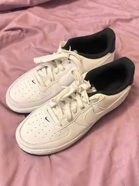 Nike White Low-Top Sneakers with Black Inner Lining